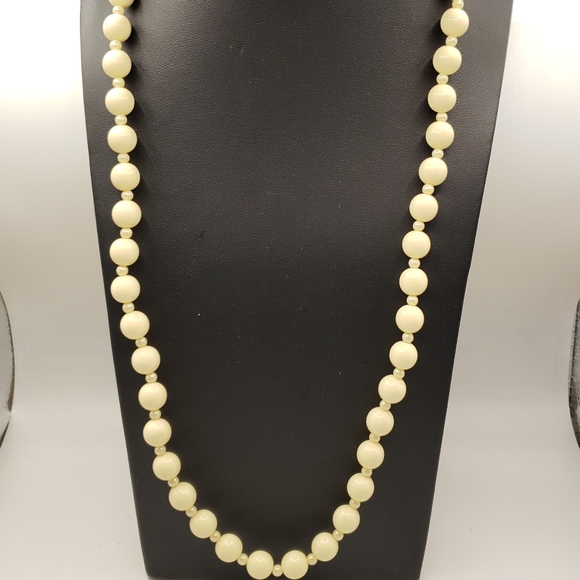 Vintage Cream Acrylic Beaded Necklace Faux Off-White Opaque Barrel Clasp Jewelry - Picture 2 of 6